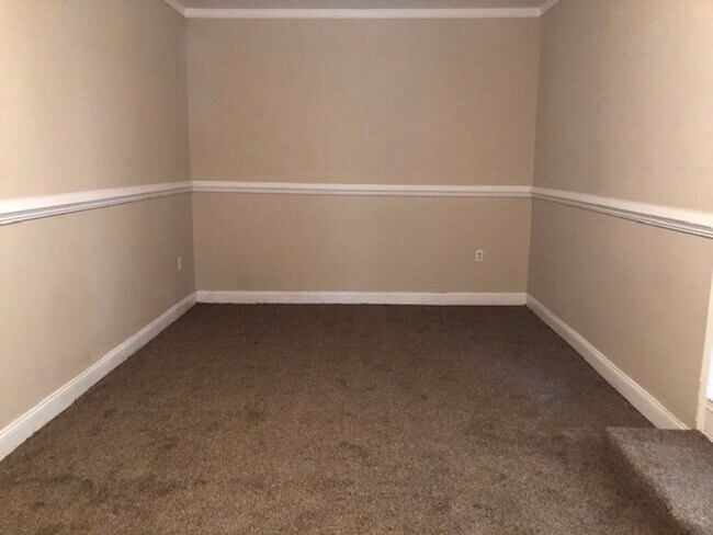 Building Photo - 4 Bed 1 Bath Home | Pet Friendly | Washer ...