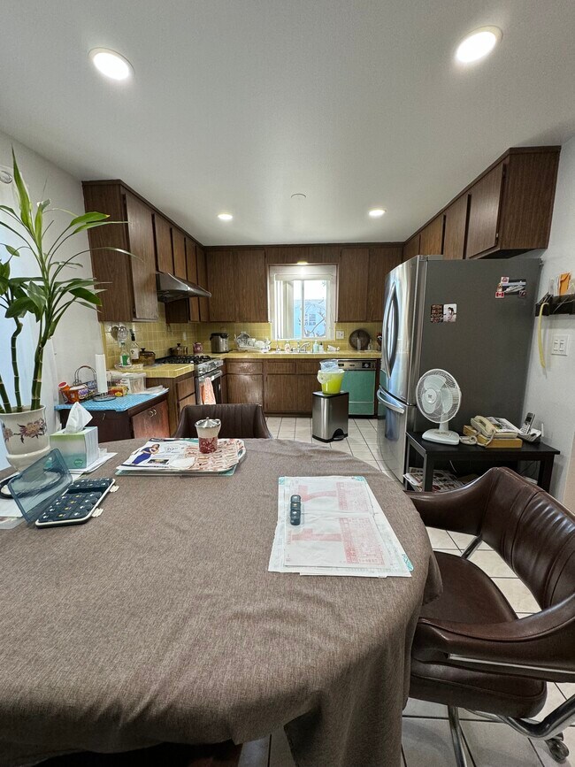 Kitchen c - 3017 Chaucer St