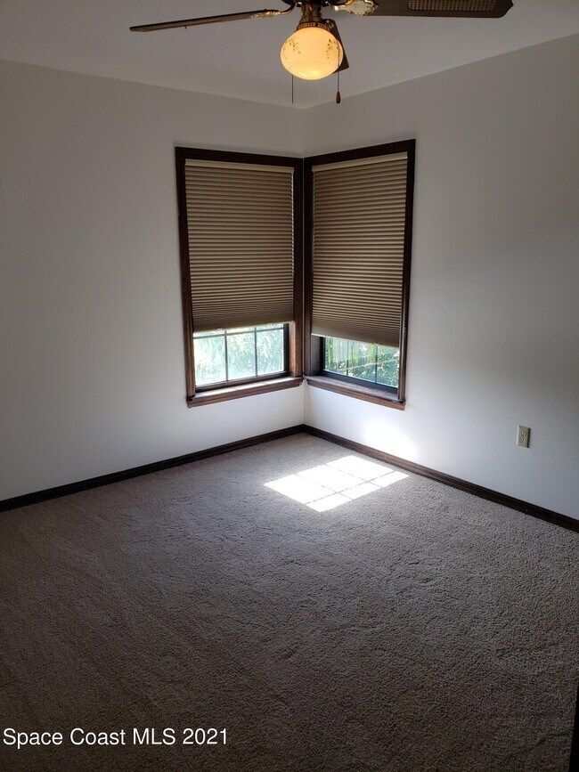 Building Photo - 2575 Palm Lake Dr