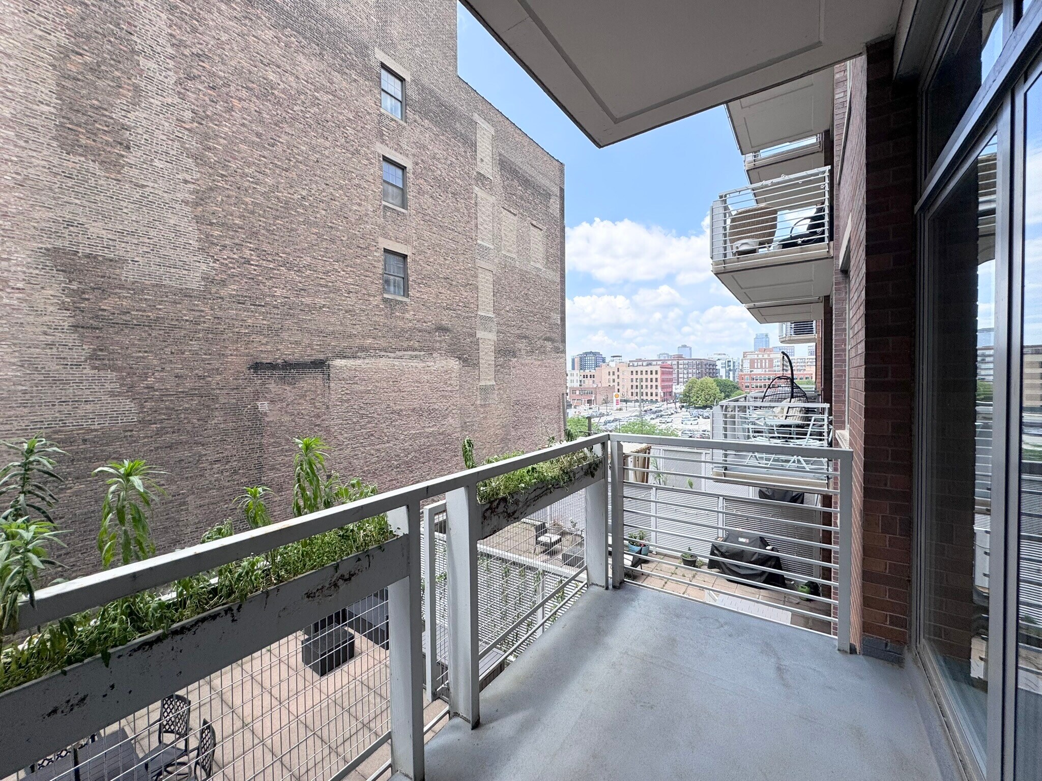 Building Photo - 933 W Van Buren St