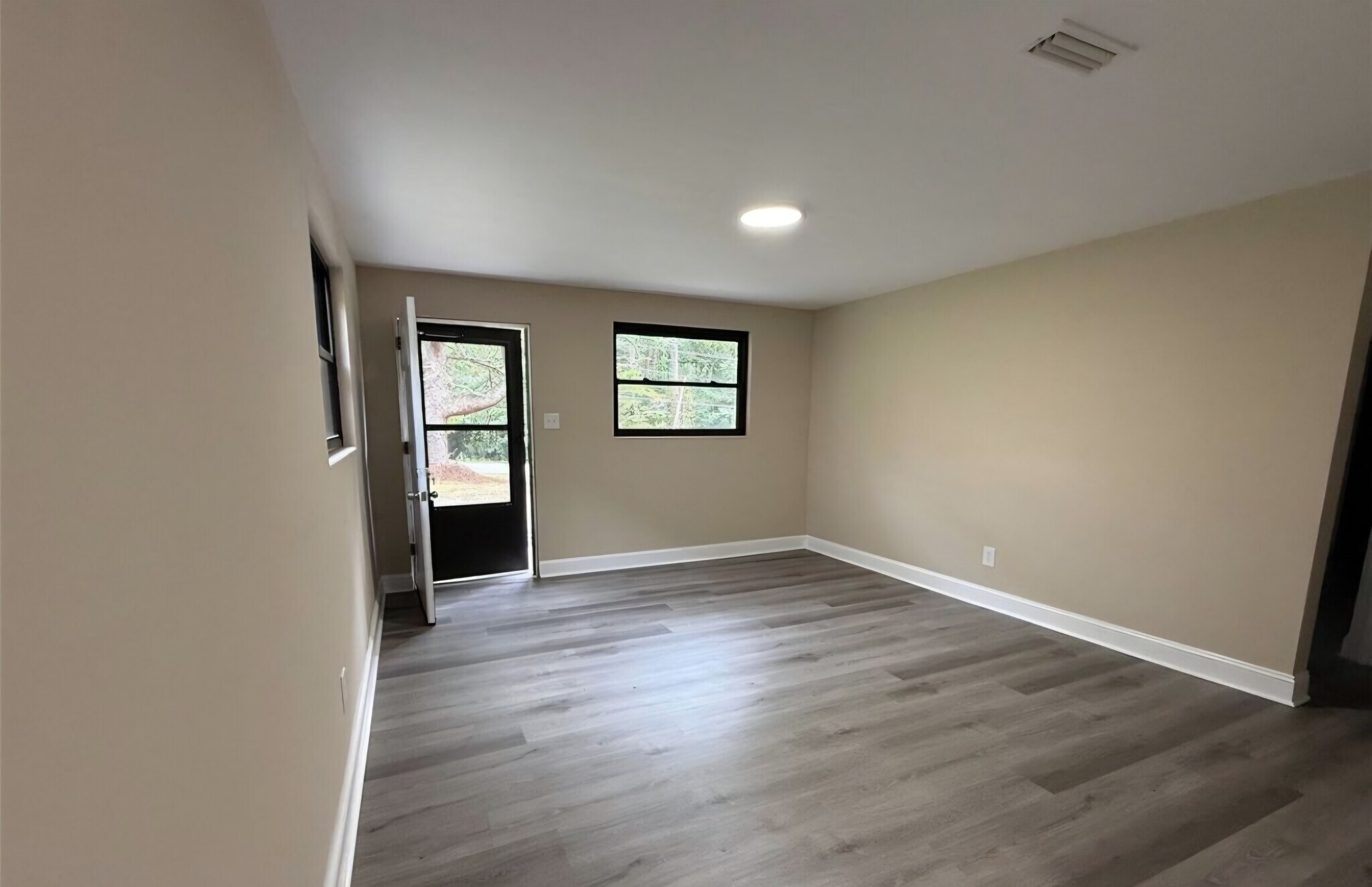 Building Photo - 904 8th Ave SW