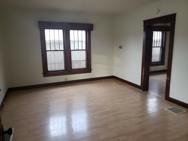 Building Photo - Charming 4 BD/2 BA home in quiet neighborhood!