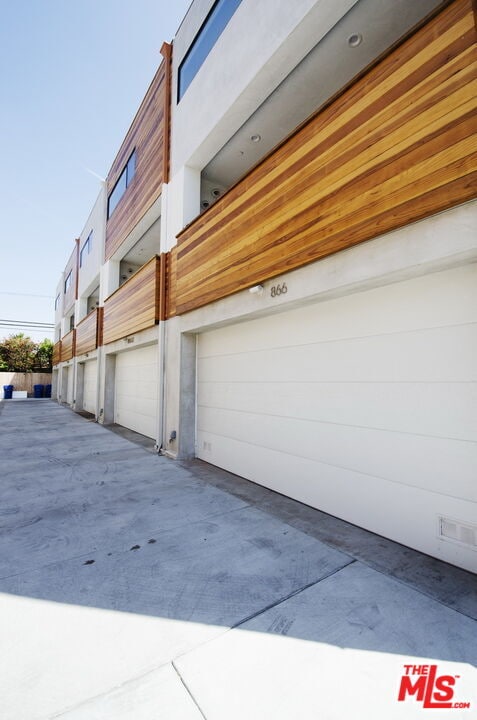 Building Photo - 860 S Wilton Pl