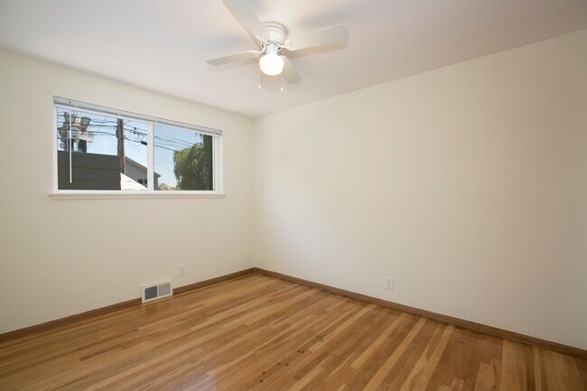 Building Photo - 1518 5th Ave W