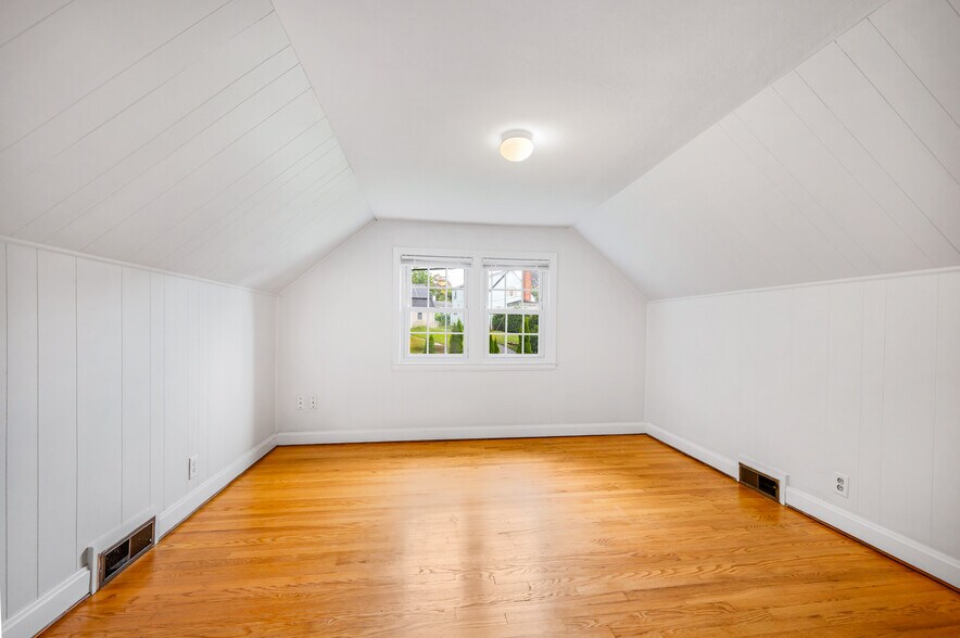 Building Photo - 155 Saint Charles St