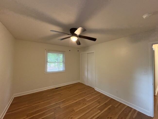 Building Photo - Spacious 4 Bed 2.5 bath Home Close to Fort...