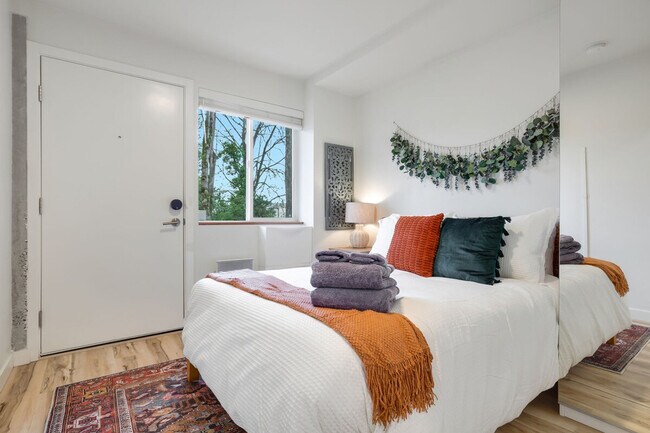 Building Photo - 3843 20th Ave SW