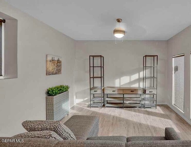 Building Photo - 4016 Camelot Heights Dr