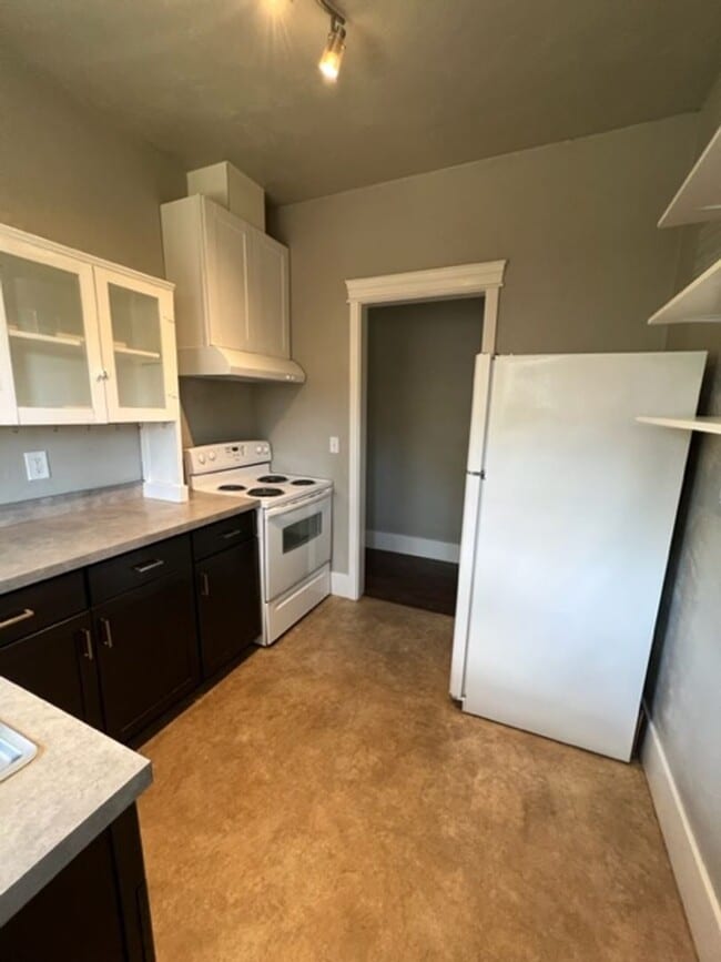 Building Photo - 3 Bedroom House on Jefferson St Near Downt...