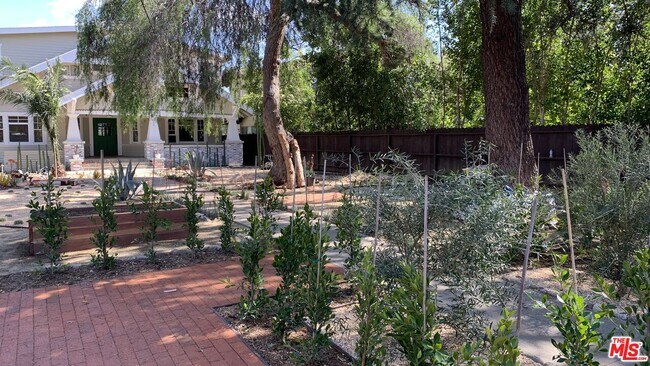 Building Photo - 400 N Avenue 66