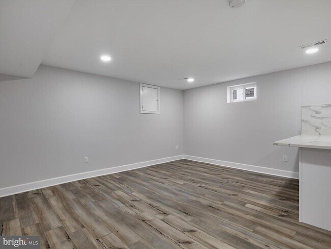 Building Photo - 4502 Elmwood Rd