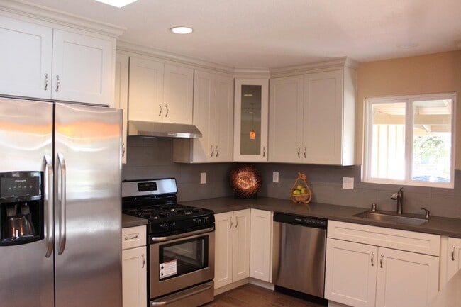 Building Photo - 1376 Bouret Dr