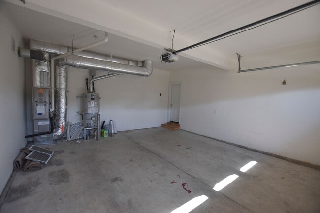 Building Photo - Move in Ready! Apply Today!