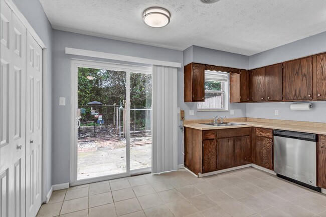 Building Photo - 686 Bethany Ct