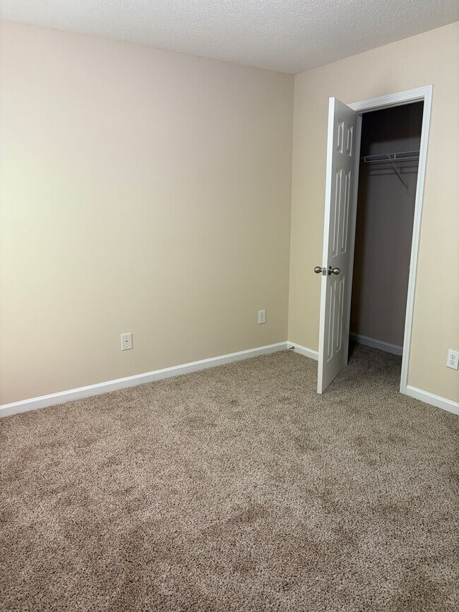 Building Photo - Large Home in Established Neighborhood