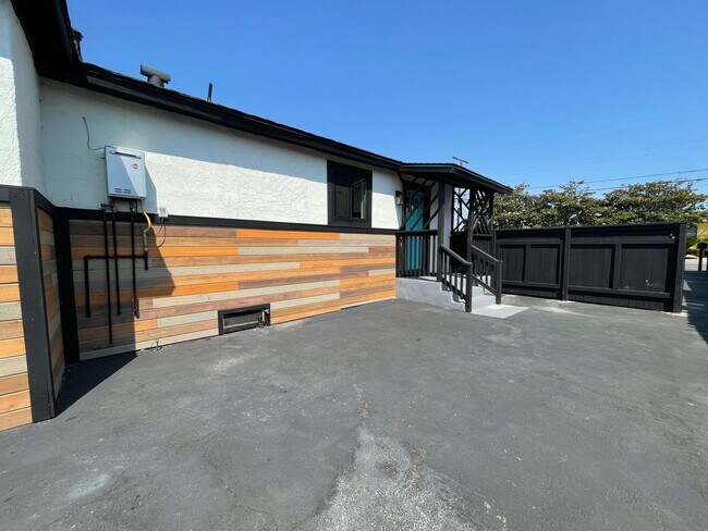 Building Photo - 1846 Klauber Ave