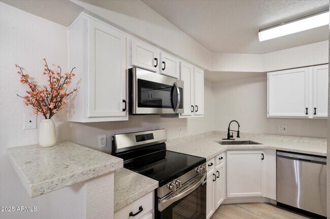 Building Photo - 8787 E Mountain View Rd