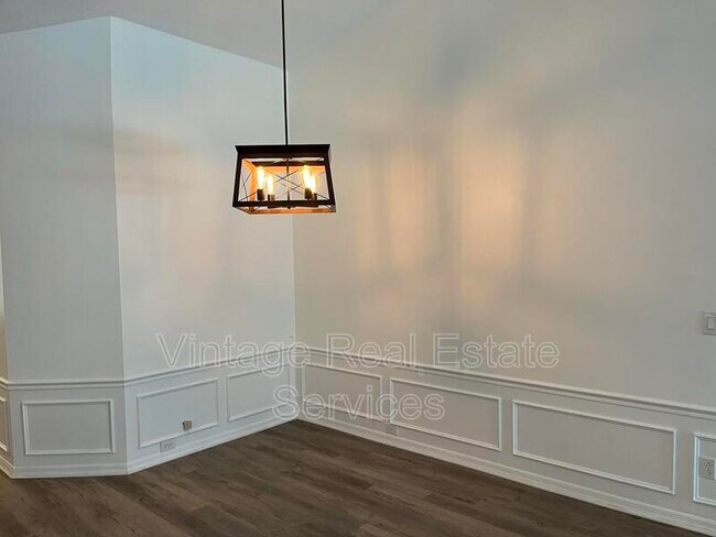 Building Photo - 9411 Willow Cove Ct