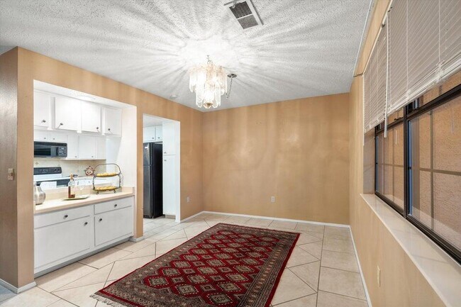 Building Photo - 833 Country Club Dr SE