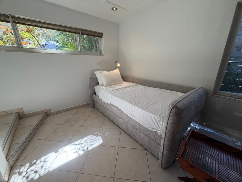 Trundle bed - 2539 Swanson Ave