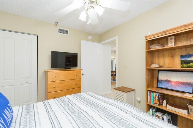 Building Photo - 6080 Bahia Del Mar Cir N