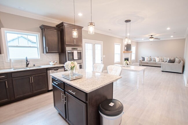 Building Photo - Pet Friendly Four Bedroom!