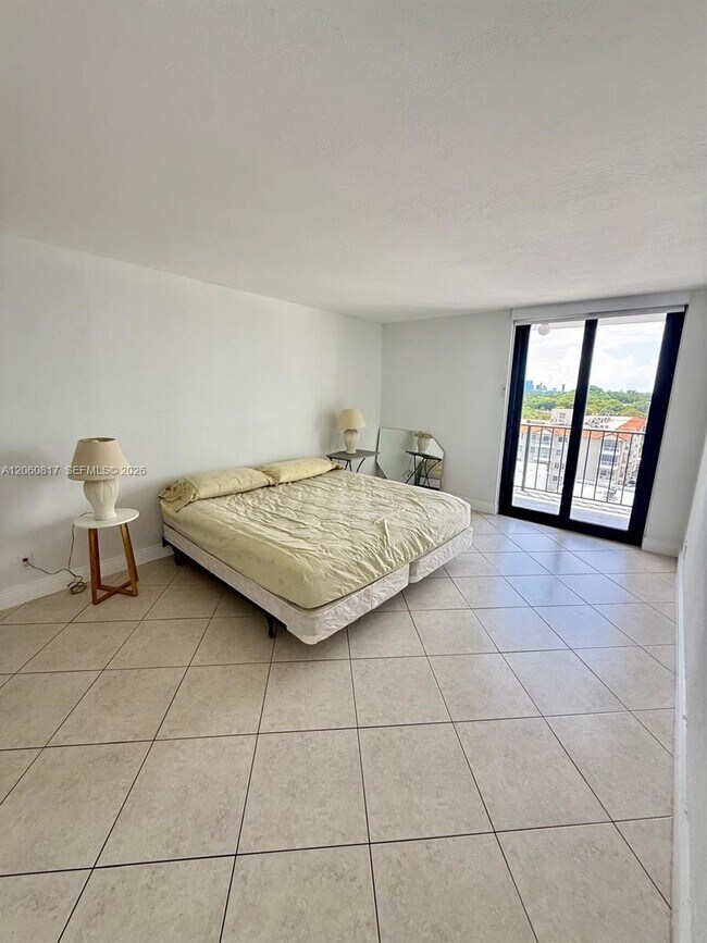 Building Photo - 2625 Collins Ave