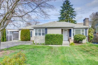 Building Photo - Charming Home in Sought-After Lower Kennydale