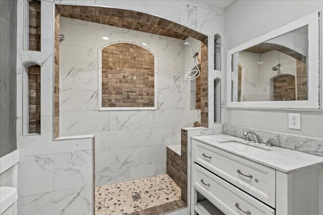 Building Photo - 1622 N Rural St