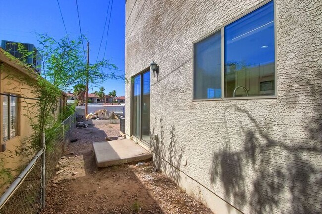 Building Photo - 5323 E Taylor St