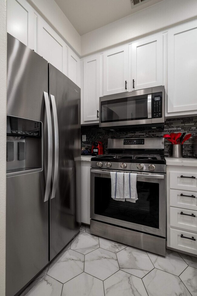 Building Photo - 2983 Paseo Almiar