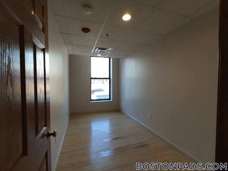 Building Photo - 72 Kneeland St
