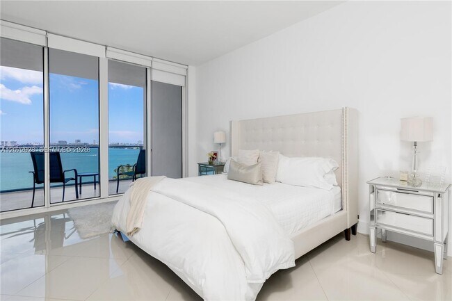 Building Photo - 2020 N Bayshore Dr