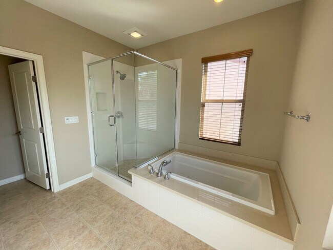 Building Photo - Gorgeous 3 bedroom home In the heart of Ir...