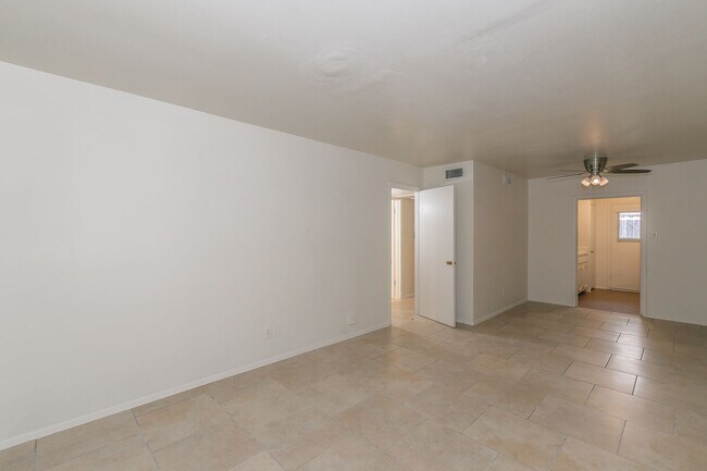 Building Photo - Charming Downstairs Apartment in the Heart of the Cultural District!