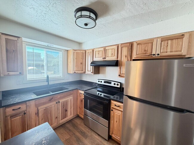 Building Photo - 2 Bedroom Town House!