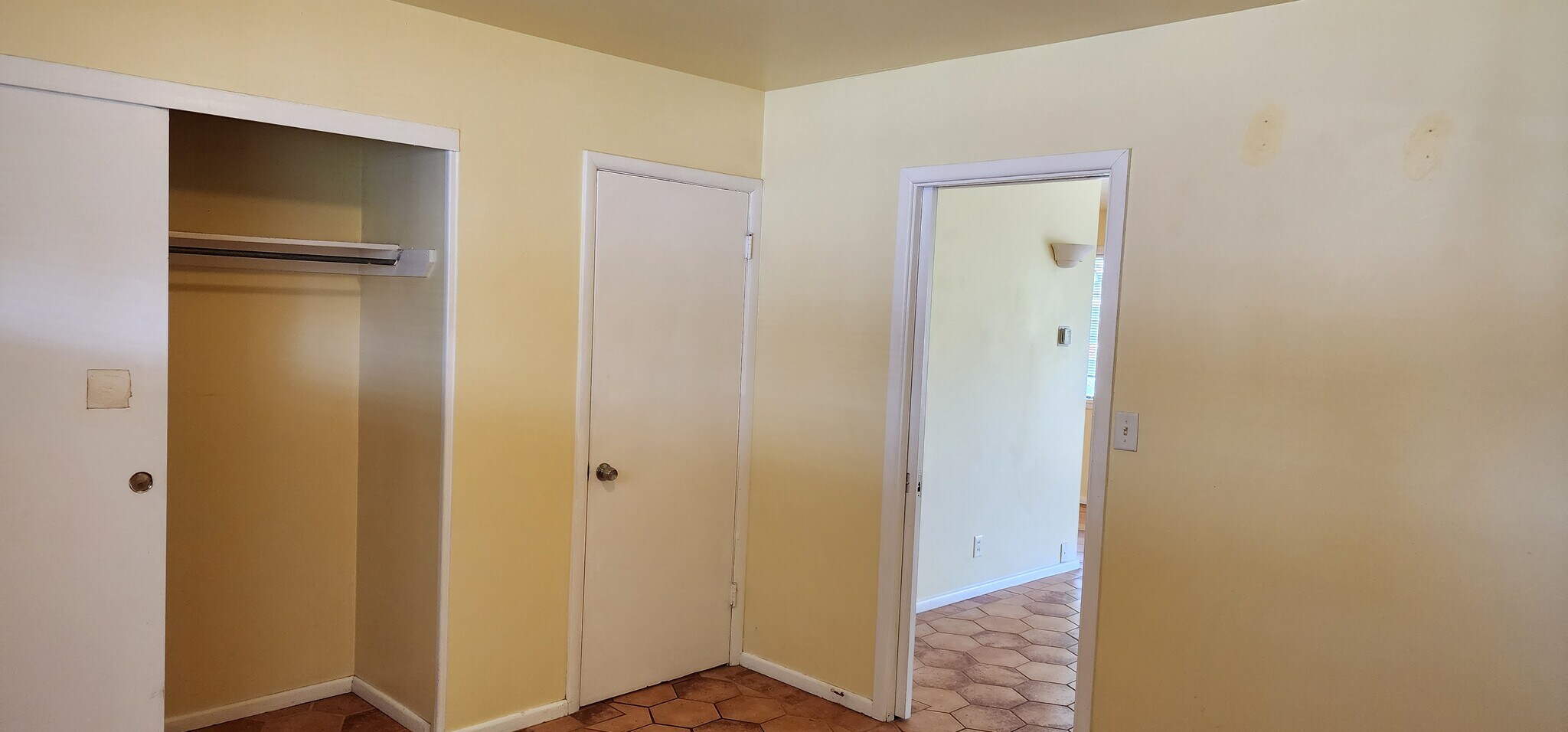 Bedroom - 907 E Laird Ave
