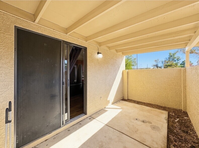 Building Photo - 921 W University Dr