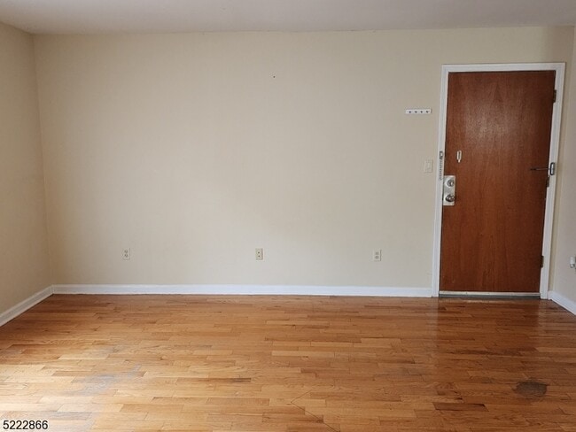 Building Photo - 313 S 6th St