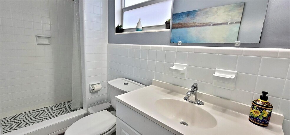 Building Photo - 403 32nd St