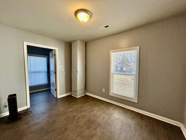 Building Photo - 1 Bedroom House Downtown!