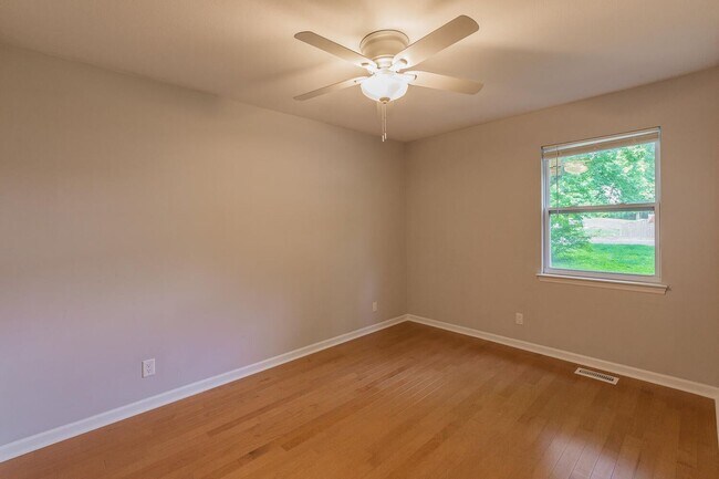 Building Photo - 3 bedroom updated home in a quiet, peaceful setting!