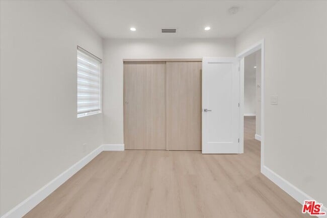 Building Photo - 6915 Encino Ave
