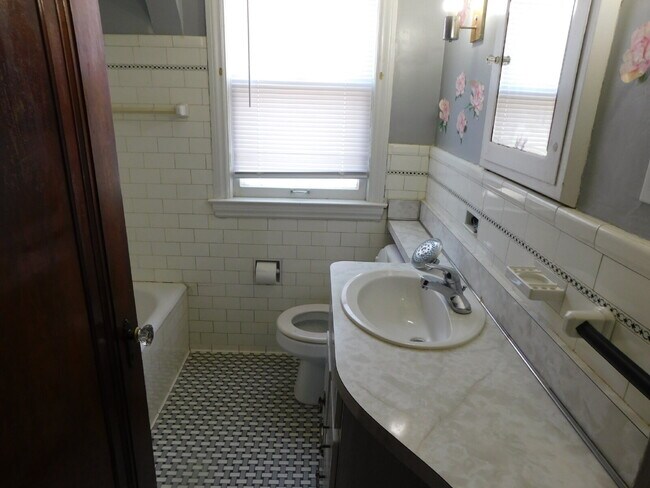 Building Photo - Clean and Tidy Upper Unit of Duplex