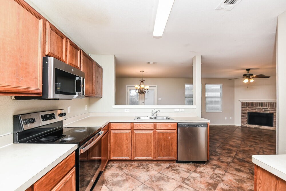 Building Photo - 517 Creekbend St