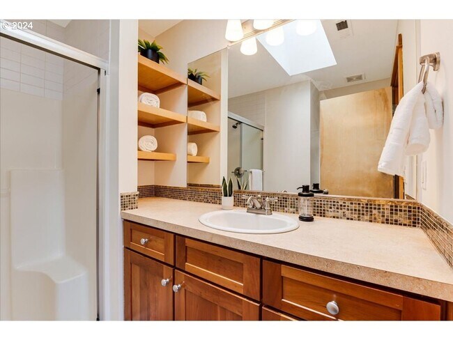 Building Photo - Charming 3-Bed, 2.5-Bath Townhome with Private Patio, Open Floor Plan, and Prime King Neighborhoo...