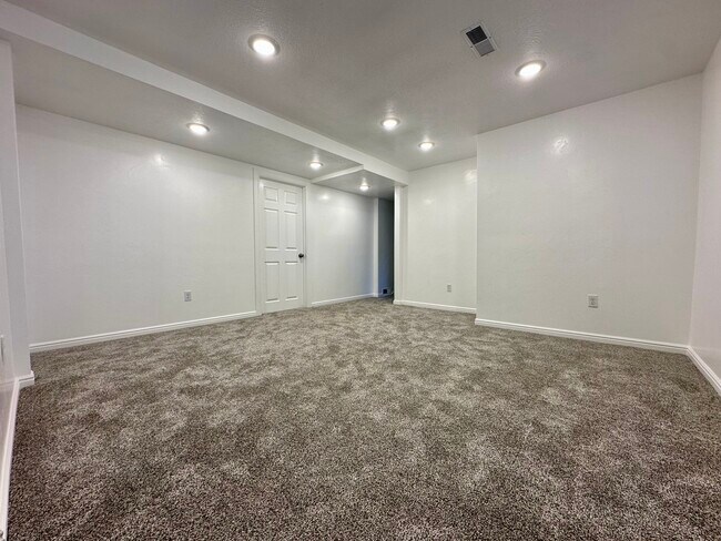Building Photo - 45 River Cir Dr