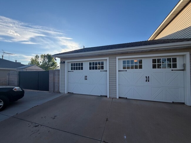 Building Photo - Gorgeous 4 Bedroom Home!!