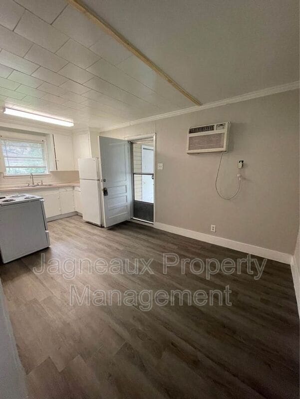 Building Photo - 1205 Sunset Dr