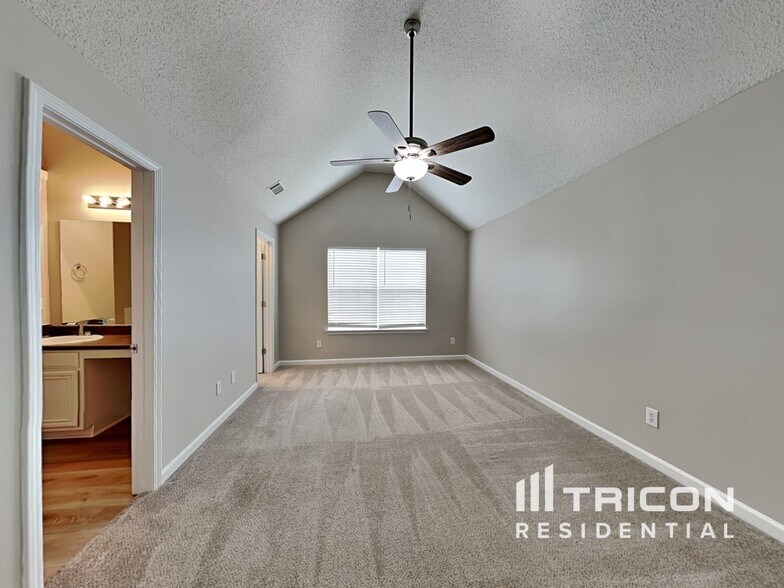 Building Photo - 2075 Mulberry Ln